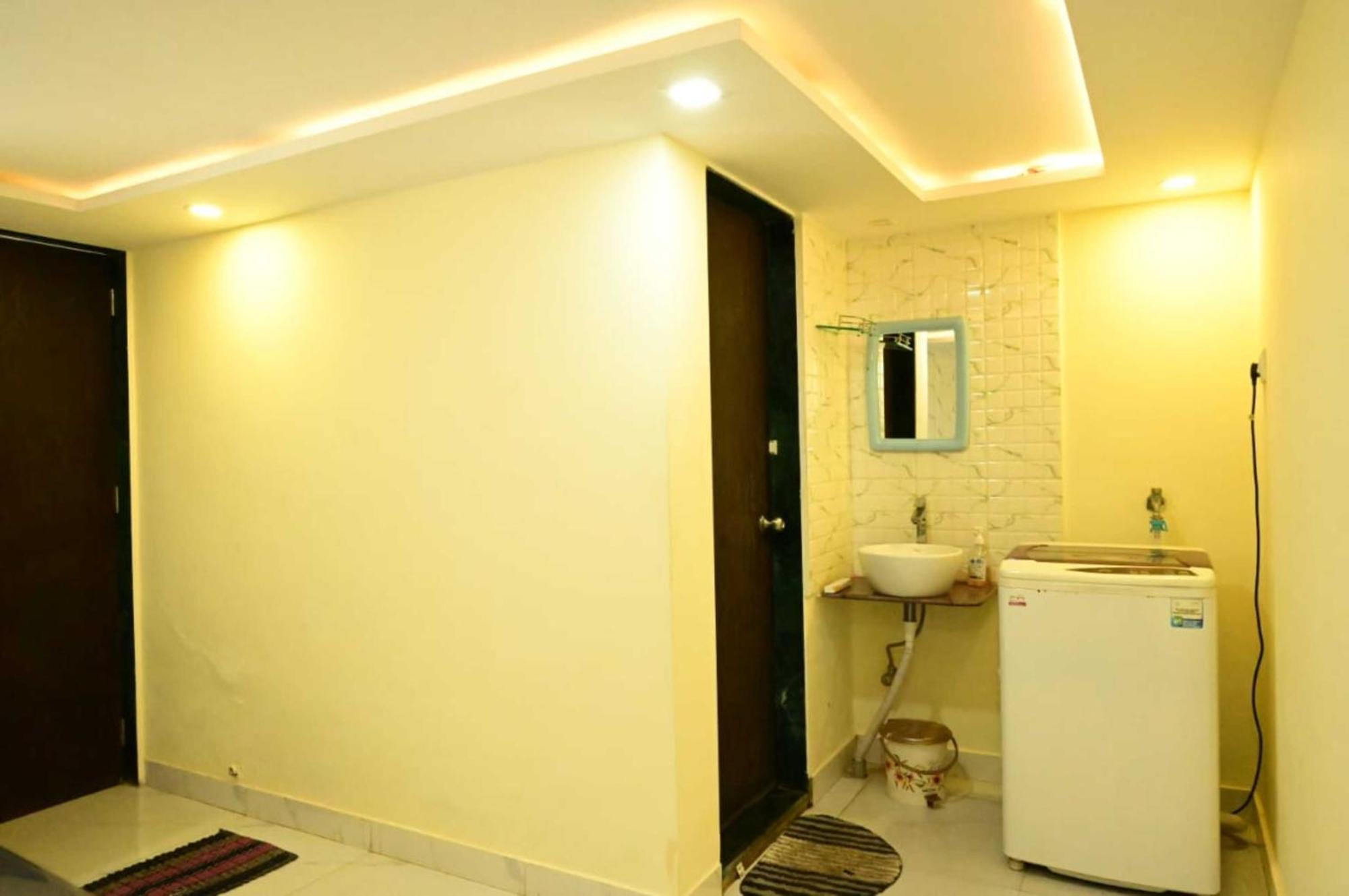 Wada Chirebandi Hotel Gimvi Екстериор снимка