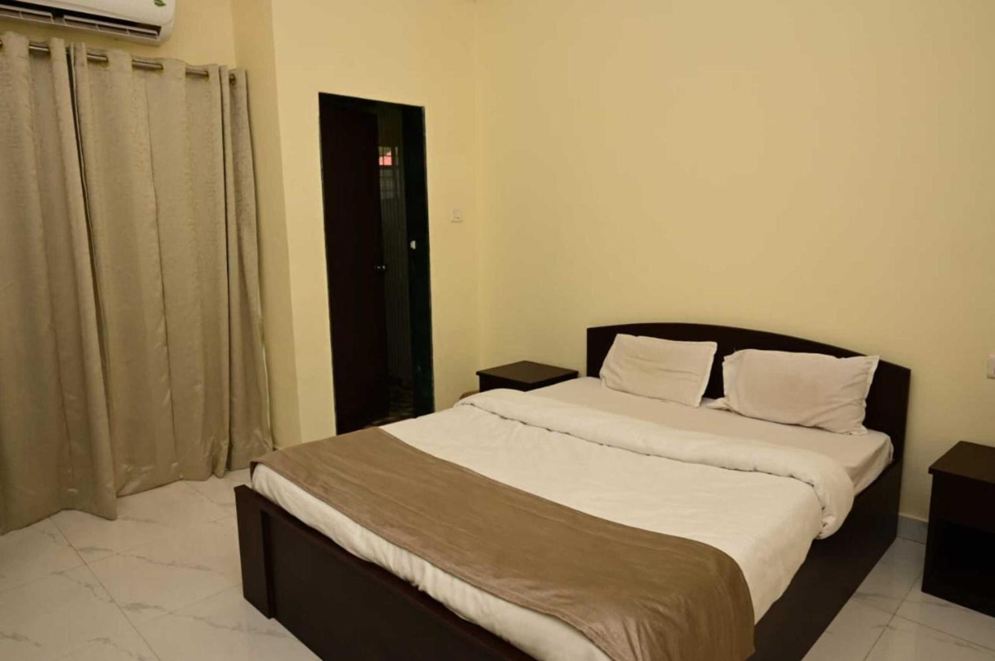 Wada Chirebandi Hotel Gimvi Екстериор снимка
