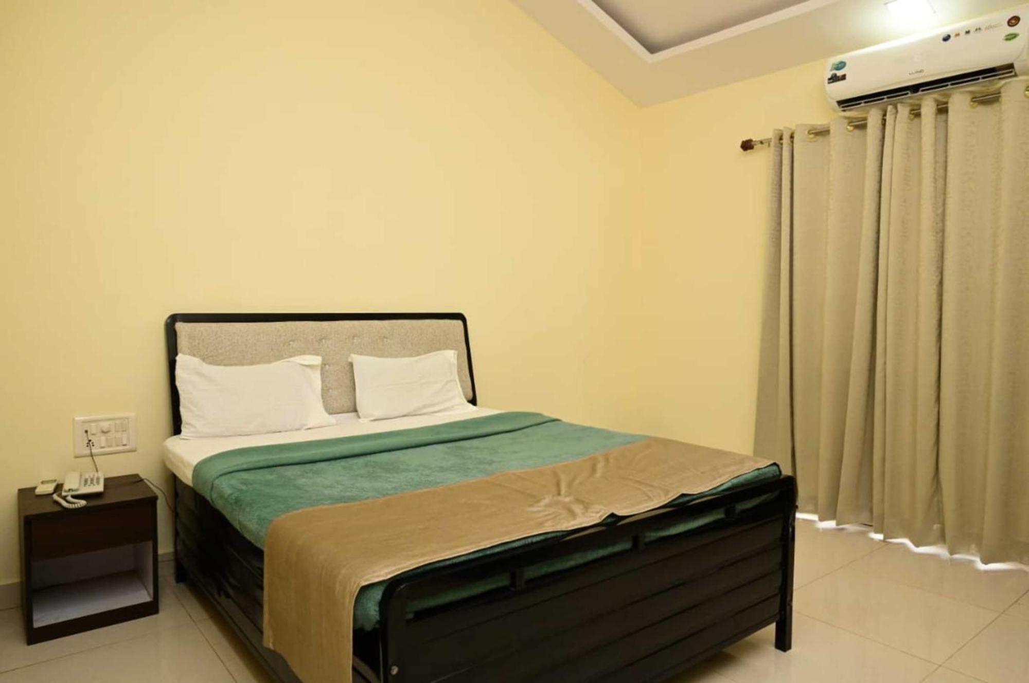 Wada Chirebandi Hotel Gimvi Екстериор снимка