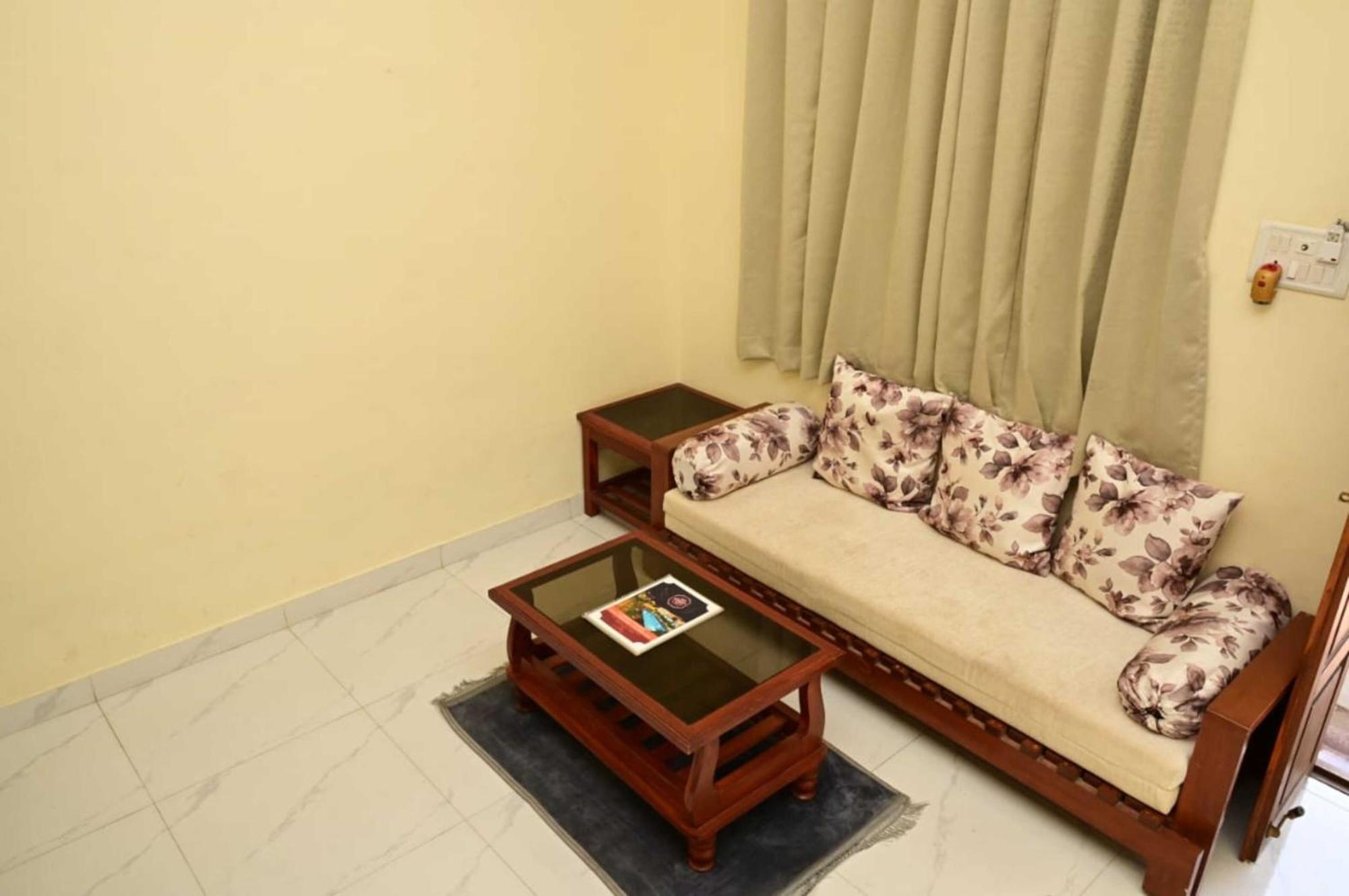 Wada Chirebandi Hotel Gimvi Екстериор снимка