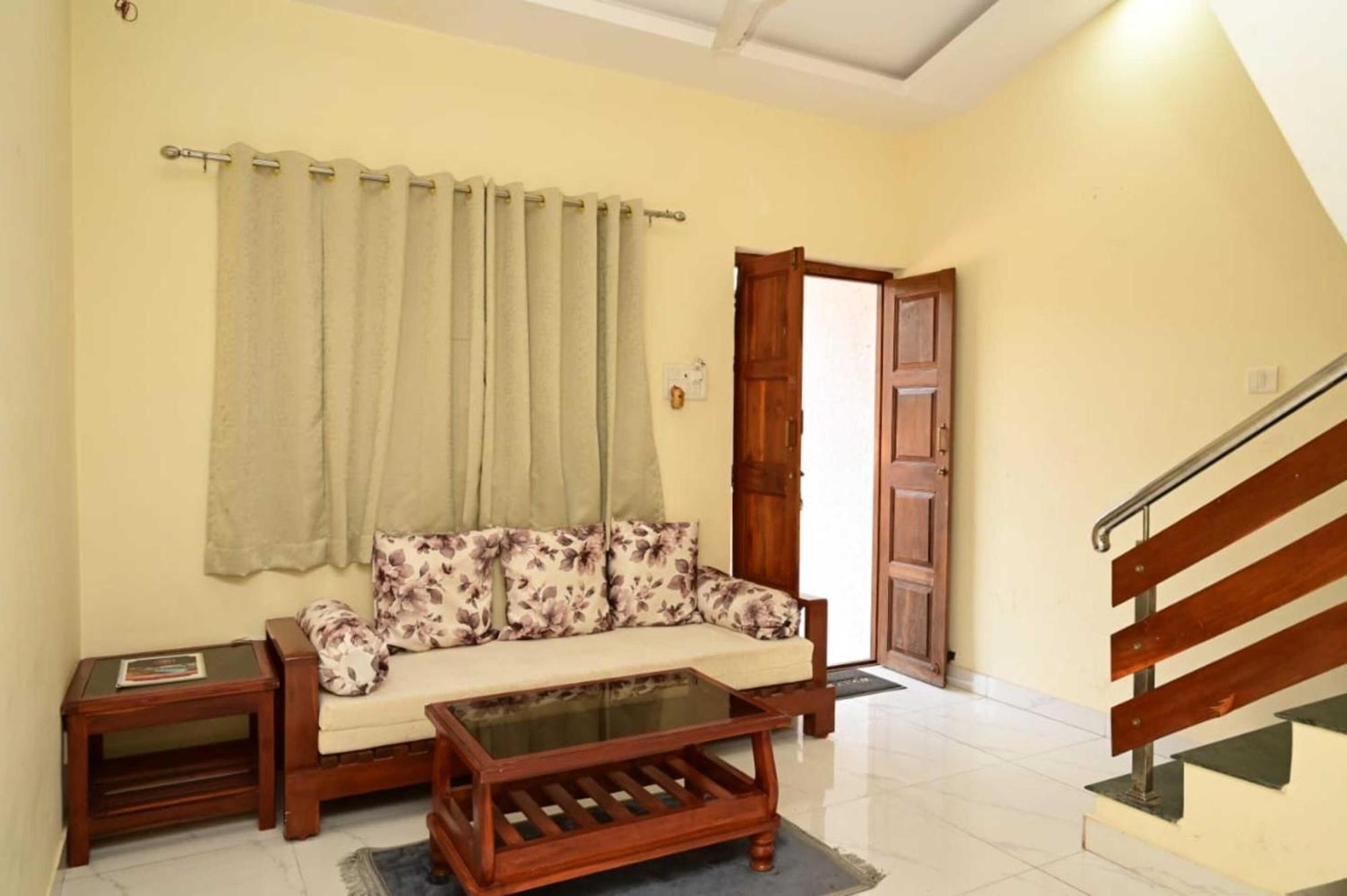 Wada Chirebandi Hotel Gimvi Екстериор снимка