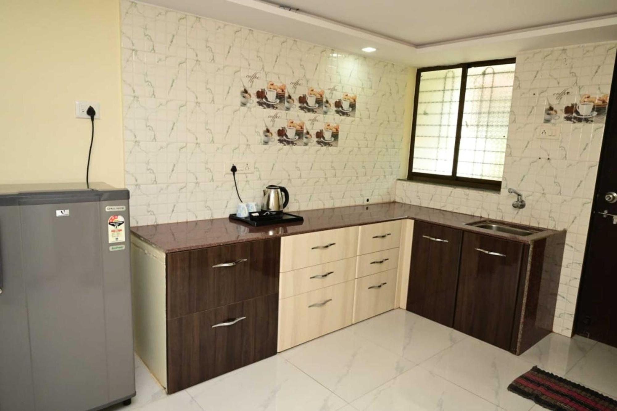 Wada Chirebandi Hotel Gimvi Екстериор снимка