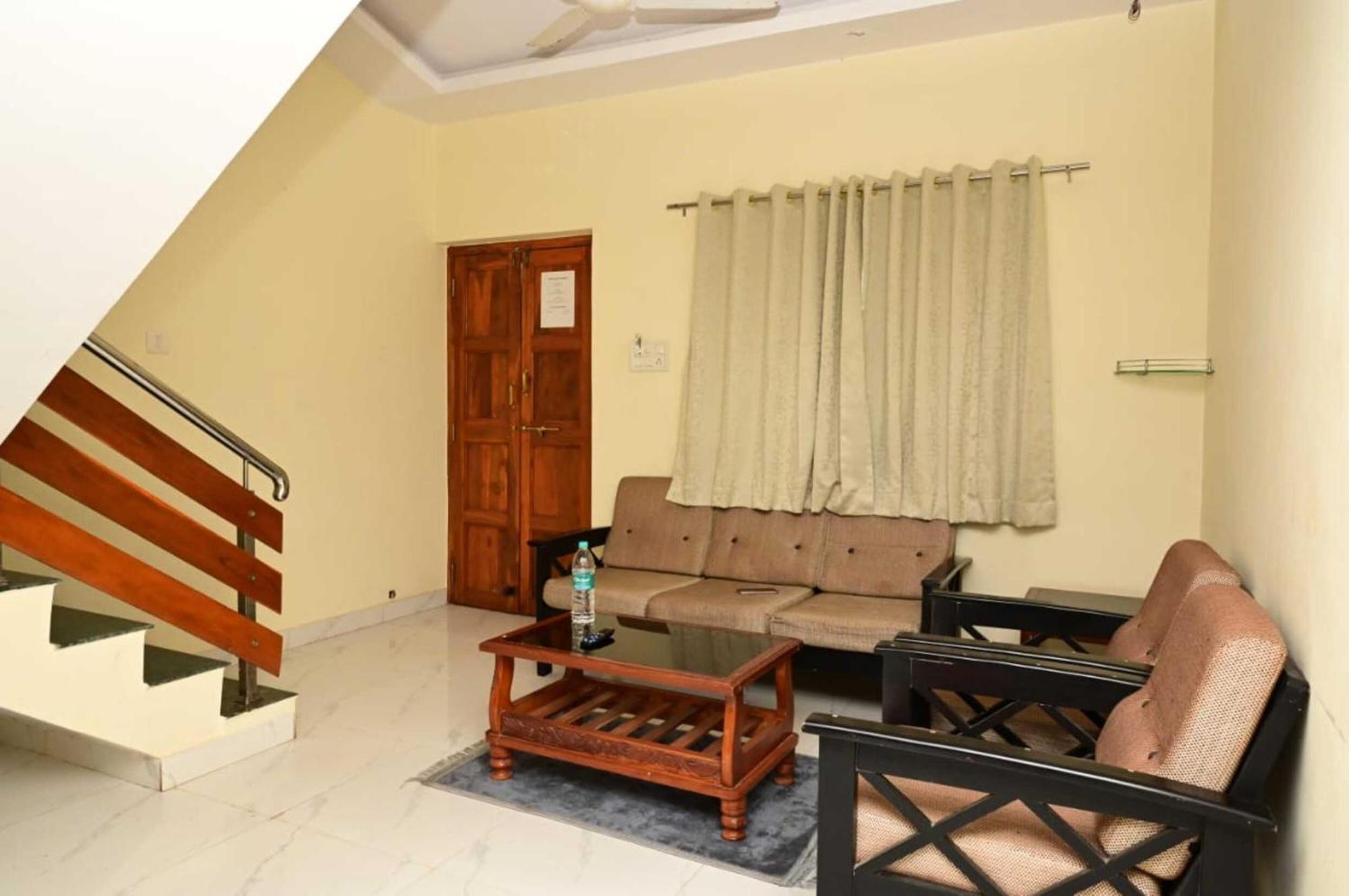 Wada Chirebandi Hotel Gimvi Екстериор снимка